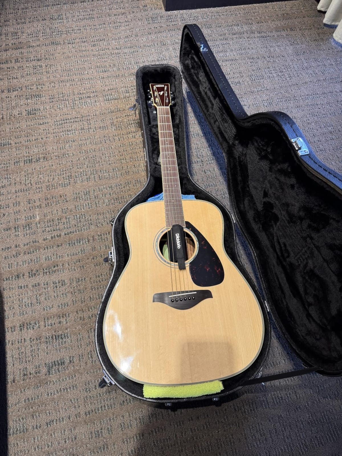 VEVOR Acoustic Guitar Hard Case, 43.31 in Gourd-Shaped Guitar Hard Case, With Lock Latch Key Handle, PVC Padding Soft Lining Water-Resistant Hard Shell Guitar Case customer photo 2