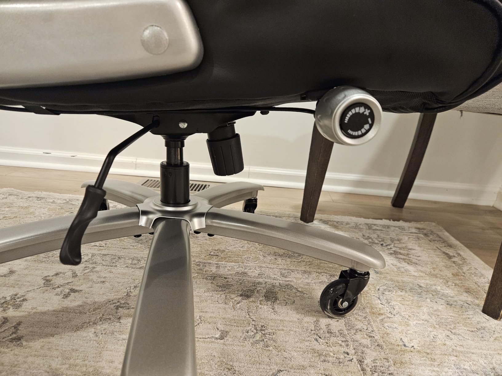 FLEXISPOT 600lbs Big and Tall Office Chair for Heavy People, Heavy Duty Computer Desk Chair with Dynamic Lumbar Support 2D Armrest Blade Wheels, Chairs for Home Office Gaming Working, Leather, Black customer photo 2
