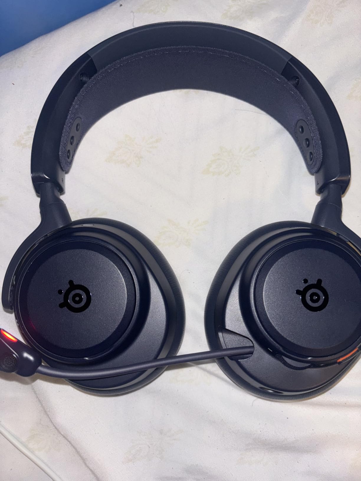 SteelSeries Arctis Nova Pro Omni - Hi-Res Wireless Gaming Headset, 96kHz/24bit, ANC, ClearCast Pro Mic, AI Noise Rejection, Mobile App, Mix 2.4GHz + BT, OmniPlay PC+PlayStation+Xbox customer photo 2