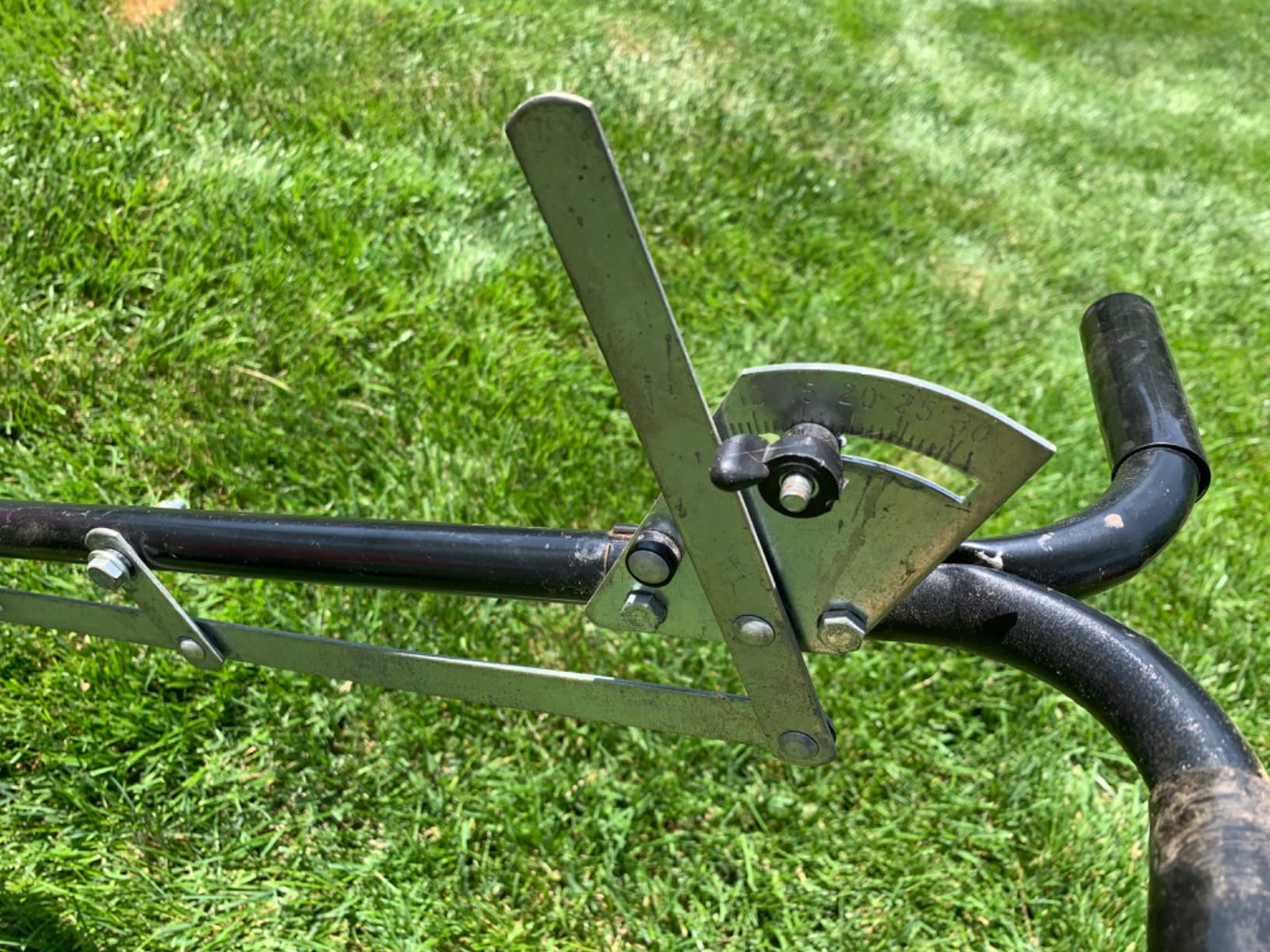 EarthWay 2150 Commercial 50 LB Broadcast Fertilizer Spreader. Heavy-Duty Walk-Behind Push Garden Seeder with Adjustable Drop Rate and Driving Handle. Large 13 inch Pneumatic Stud Tires customer photo 2