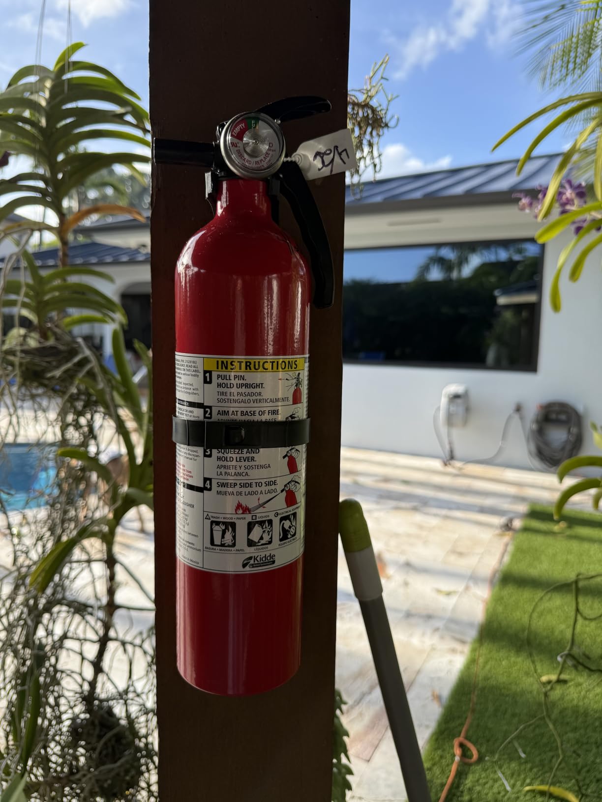 Kidde Basic 110 Fire Extinguisher for Home, 1-A:10-B:C, FA110G, 1 Pack | Residential Multi-Purpose Extinguisher for Small Common Household Fires, 2.5 lb. Dry Chemical customer photo 1