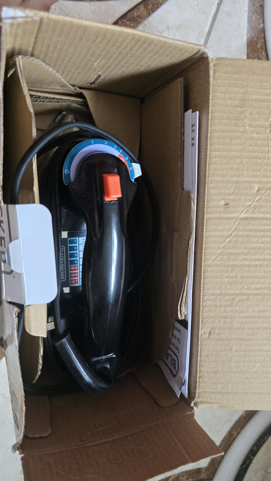 BLACK+DECKER Classic Steam Iron with Aluminum Soleplate | Steam or dry iron with 7 temperature settings, anti-drip design and smooth aluminum soleplate. customer photo 2