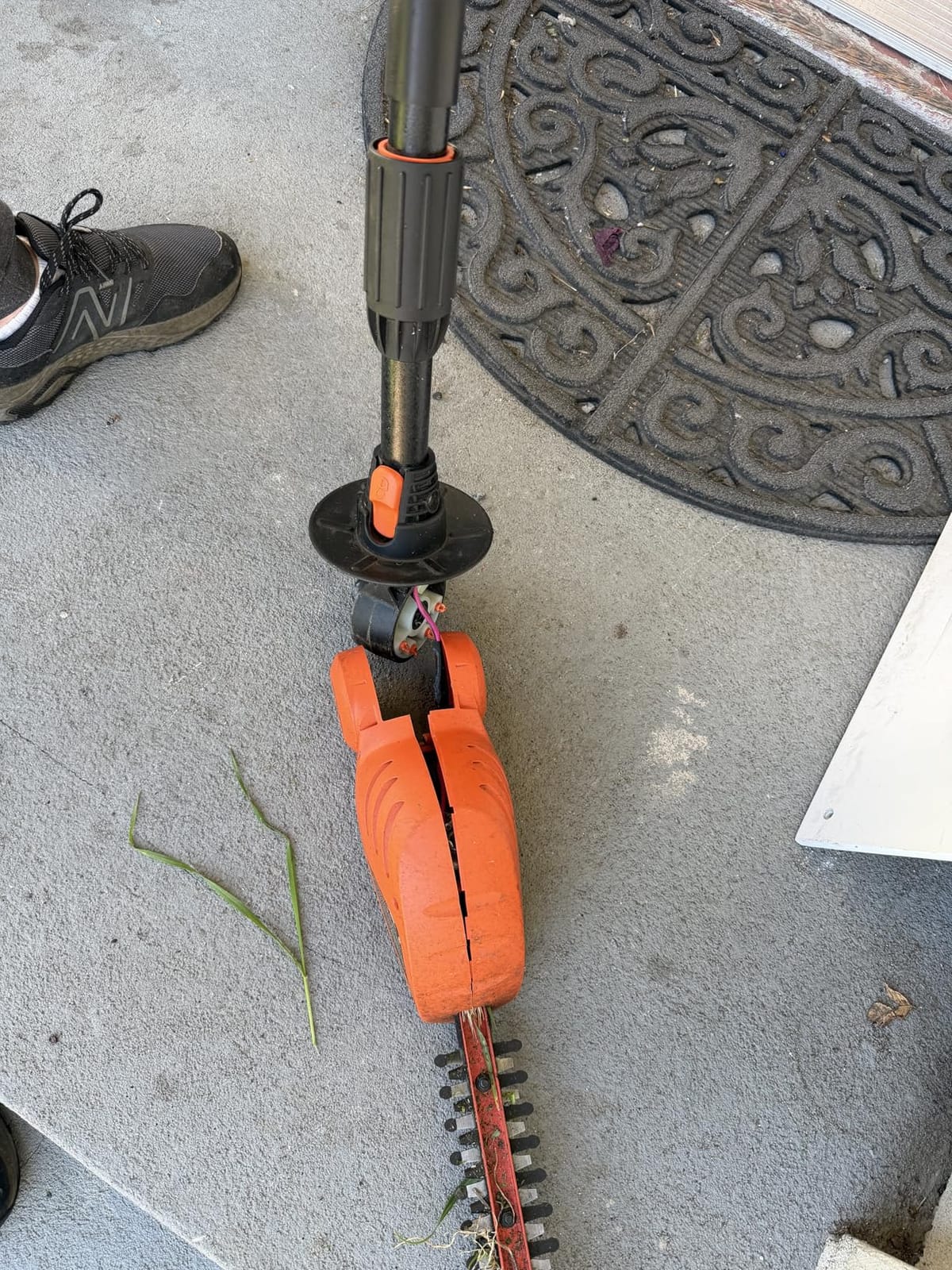 BLACK+DECKER 20V MAX Pole Hedge Trimmer Cordless with Battery and Charger, 18-Inch Dual Action Blade Power Hedge Trimmer, Extended Long Reach Hedger Up to 11 Ft, 180 Degrees Pivoting Head (LPHT120) customer photo 2