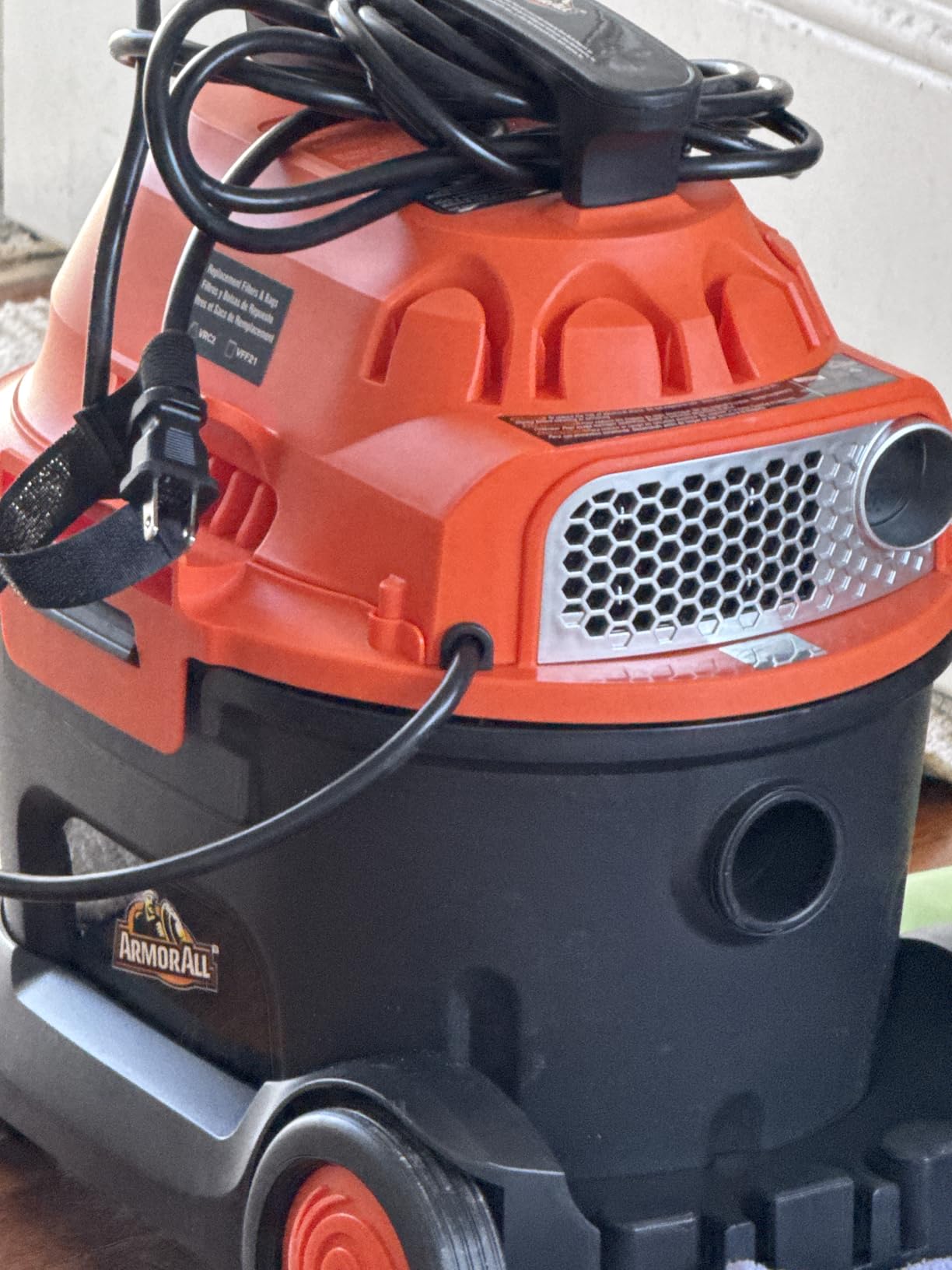 Armor All AA255W 2.5 Gal 2 Peak HP Wet/Dry Utility Vac Orange/Black customer photo 2