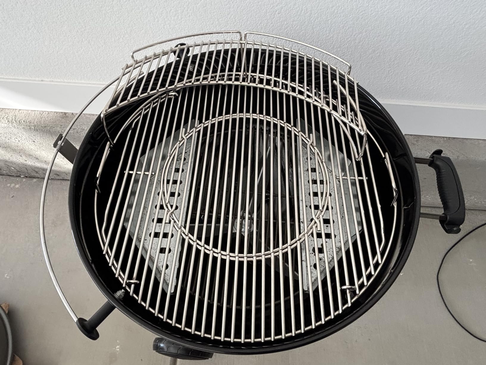 Weber® Master-Touch Charcoal Grill, 22-Inch, Smoke customer photo 2