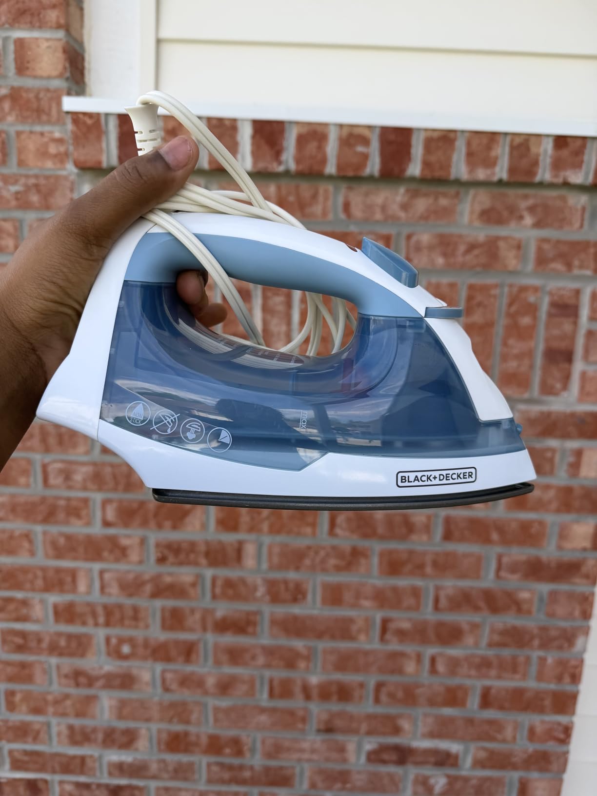 BLACK+DECKER Steam Iron for Clothes with Auto Shutoff & TrueGlide Soleplate | 1200W steam iron with nonstick soleplate, compact, spray mist, comfort grip and auto shutoff for easy wrinkle removal. customer photo 2