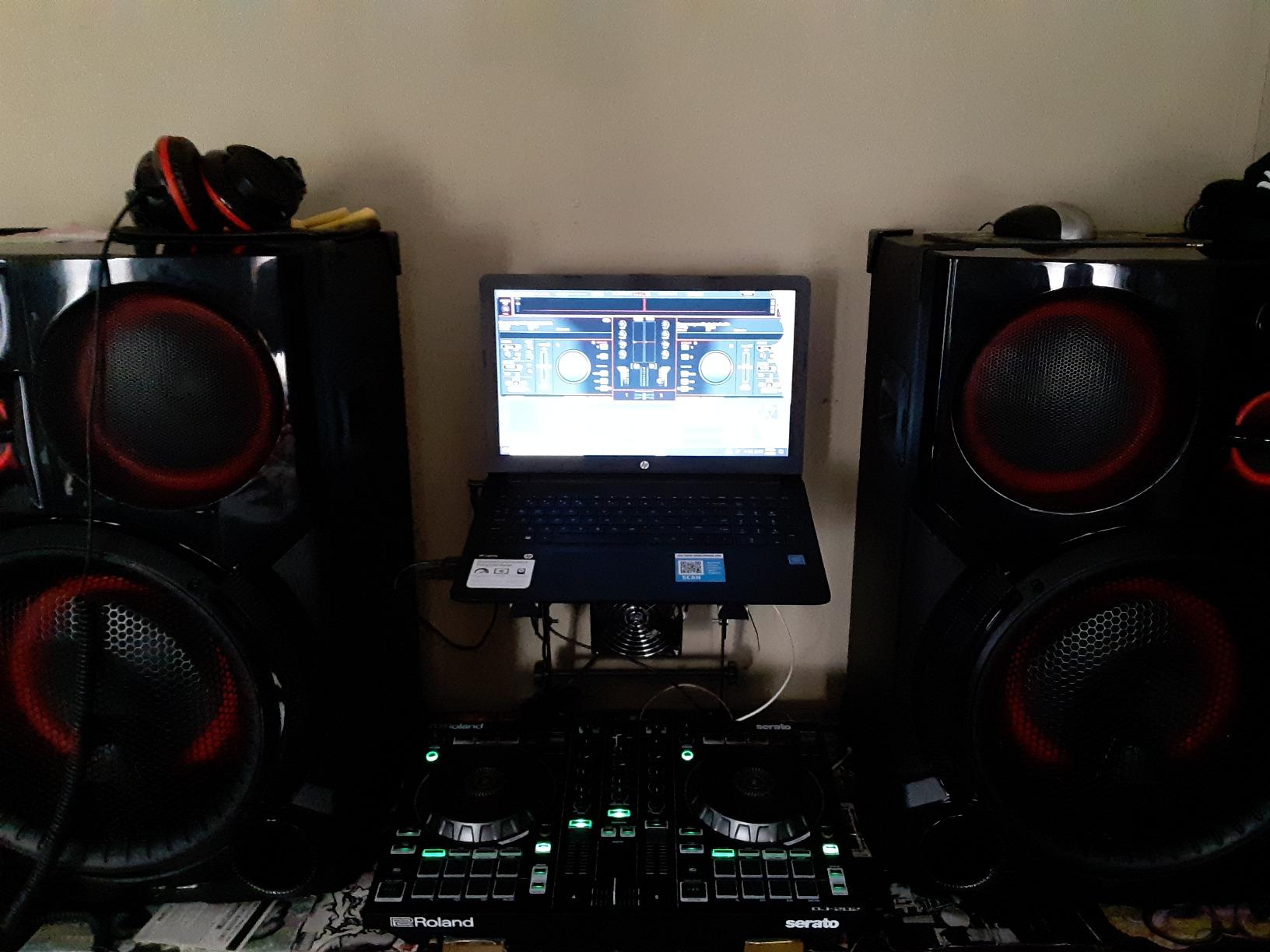 Roland DJ-202 Compact DJ Controller customer photo 1