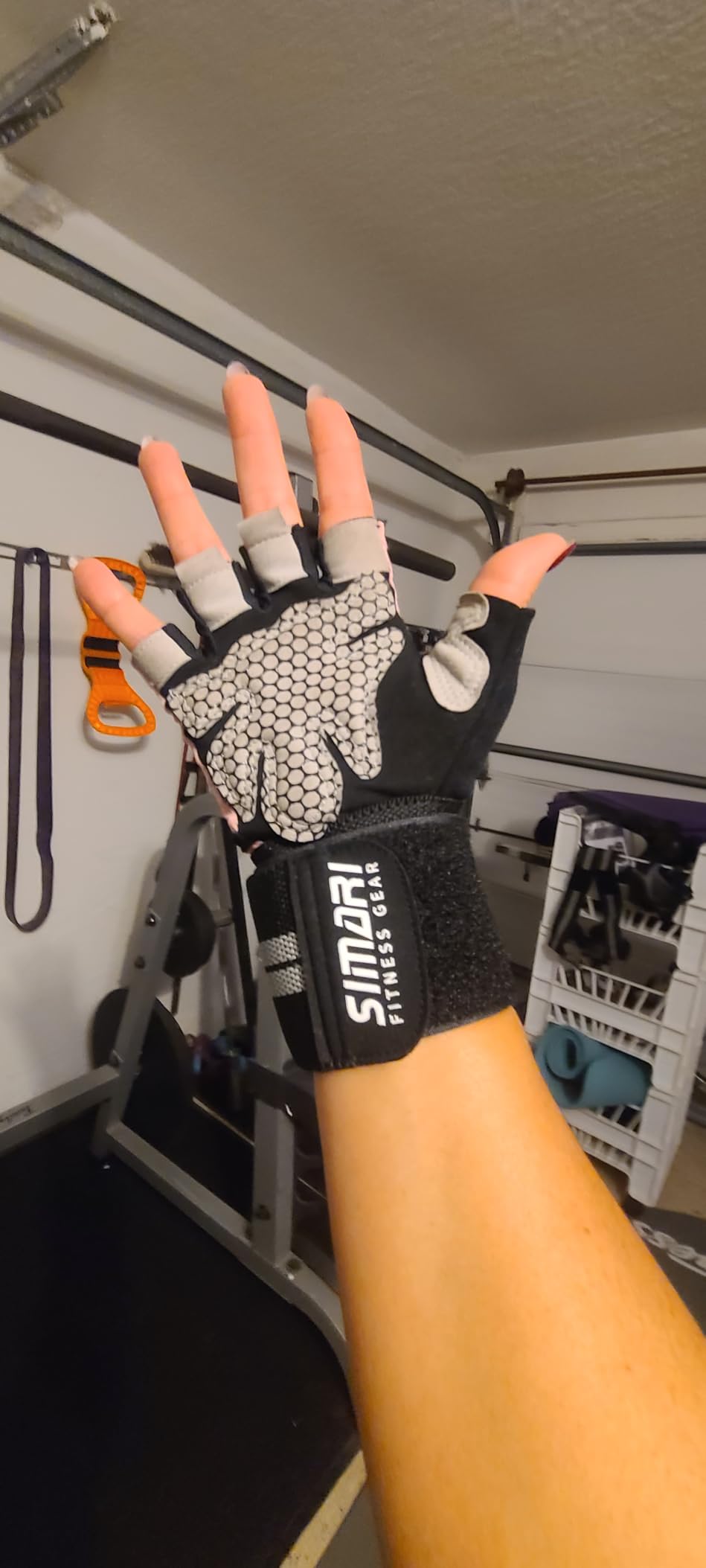 SIMARI Breathable Workout Gloves for Men Women, Padded Weight Lifting Gloves with Wrist Wraps Support, Full Palm Protection, Grip for Gym Training, Fitness, Weightlifting, Exercise Fingerless Black customer photo 1