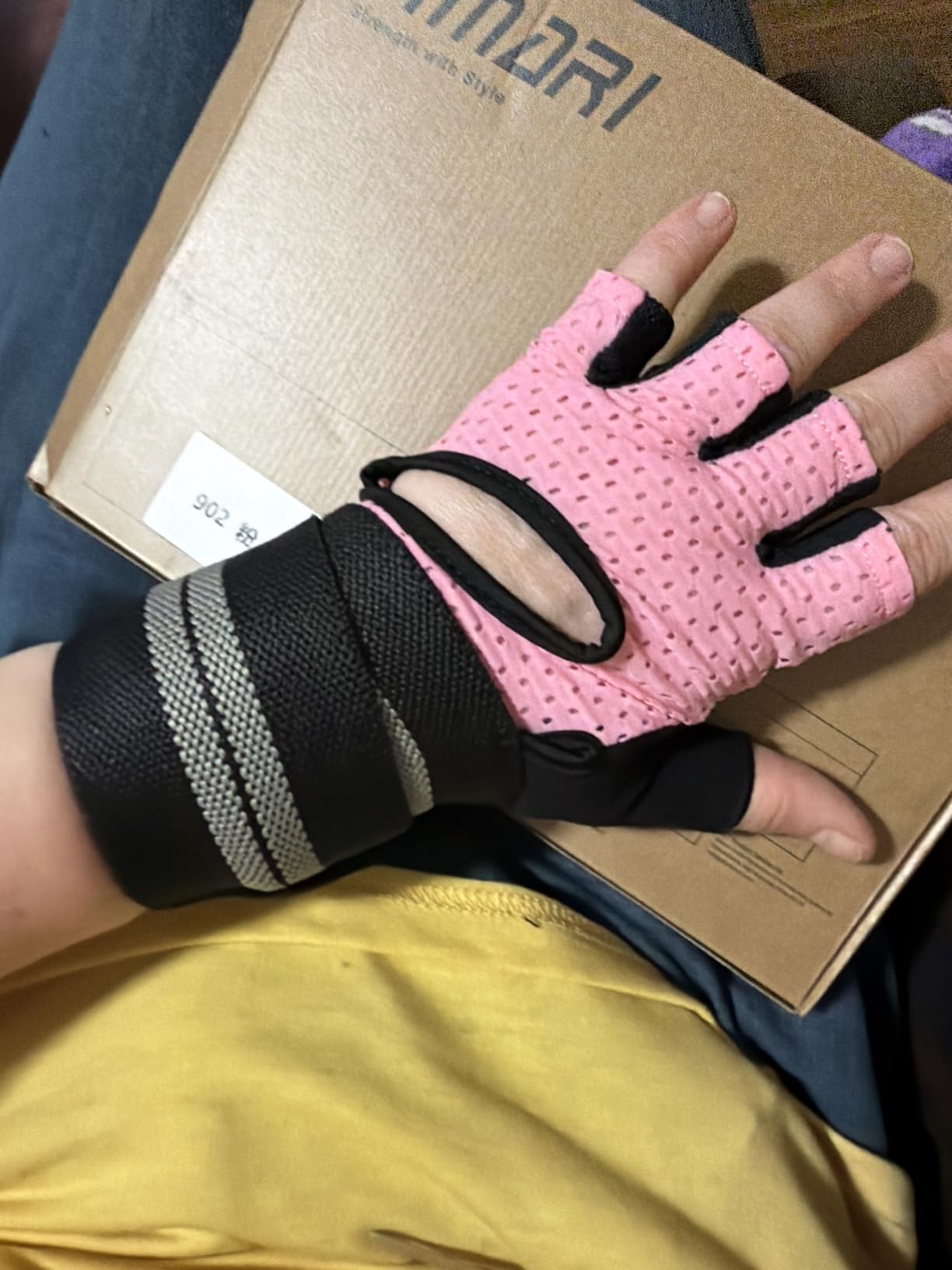 SIMARI Breathable Workout Gloves for Men Women, Padded Weight Lifting Gloves with Wrist Wraps Support, Full Palm Protection, Grip for Gym Training, Fitness, Weightlifting, Exercise Fingerless Black customer photo 2