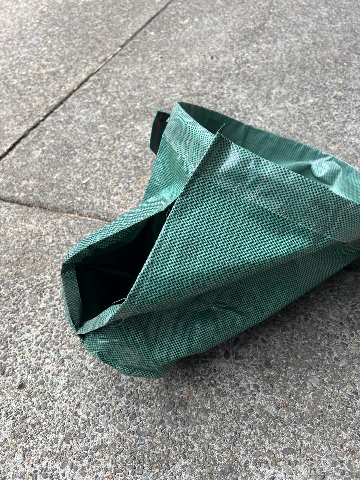 Standard 3-Pack 32 Gallon Lawn Garden Bags (D18,H30 inch) Yard Waste Bags with Gardening Gloves - Reusable Leaf Bags,Yard Debris,Trash Container,Plant Trimmings Bag,Grass Clippings,Weeds Bag 4 Handles customer photo 1