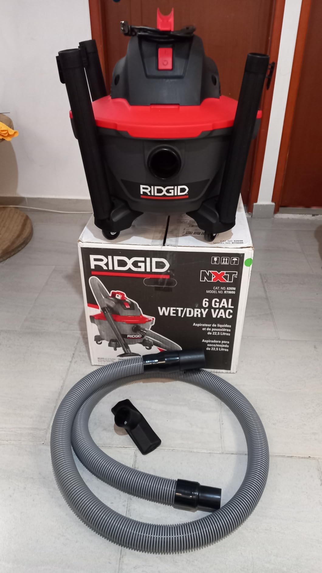 RIDGID 62698 RT0600 NXT 6-Gal. Wet Dry Shop Vacuum with Casters, 4.25 Peak HP Motor, and Pro Locking Hose, Dark Gray and Red customer photo 2