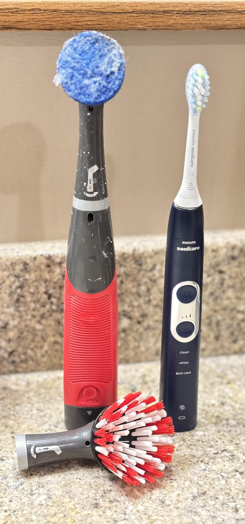Rubbermaid Reveal Power Scrubber with Multi-Purpose & Grout Head, Cordless Electric Battery Powered Scrub Brush, Water Resistant, for Home/Kitchen/Bathroom/Grout/Tile/Shower/Tub customer photo 1