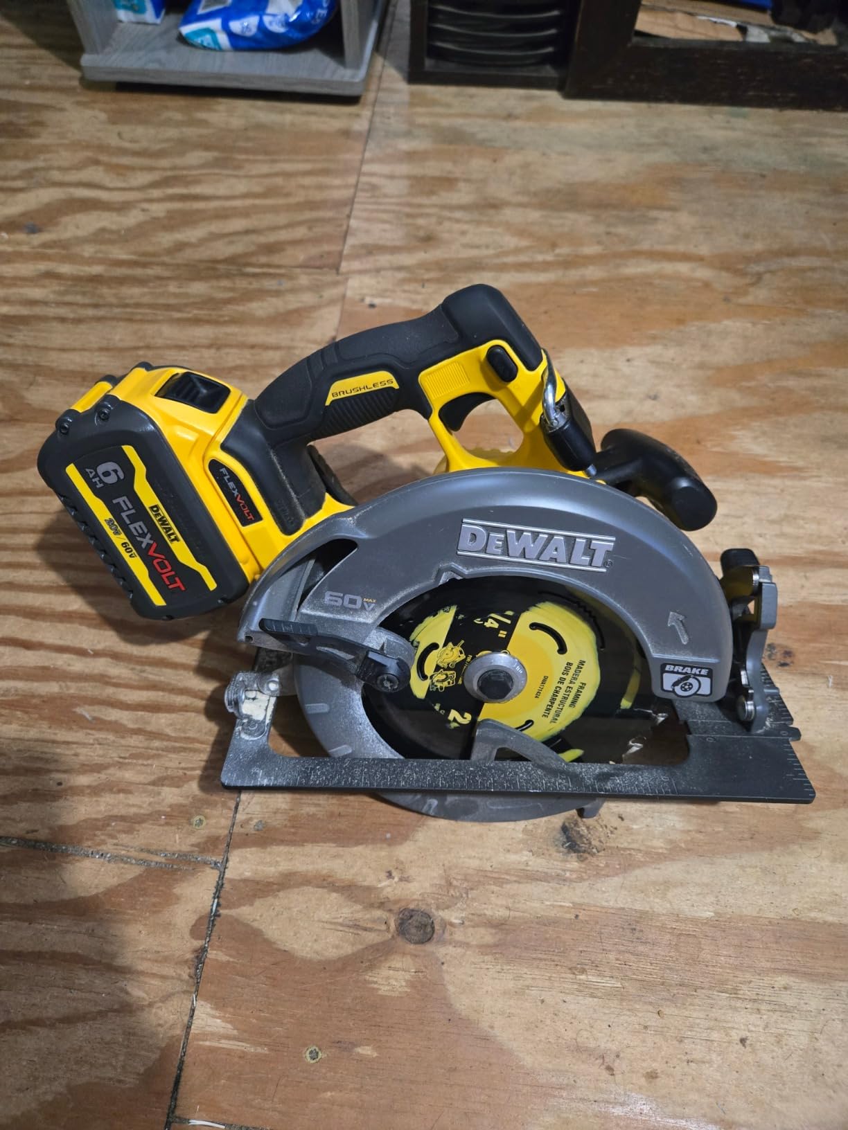 DEWALT FLEXVOLT 60V MAX* Circular Saw with Brake, 7-1/4-Inch, Tool Only (DCS578B) customer photo 1