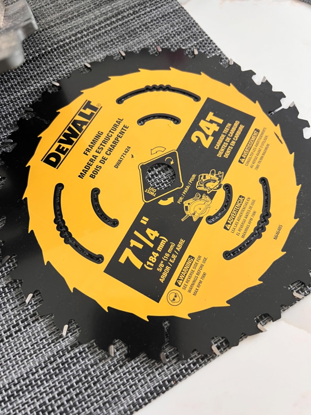 DEWALT FLEXVOLT 60V MAX* Circular Saw with Brake, 7-1/4-Inch, Tool Only (DCS578B) customer photo 2
