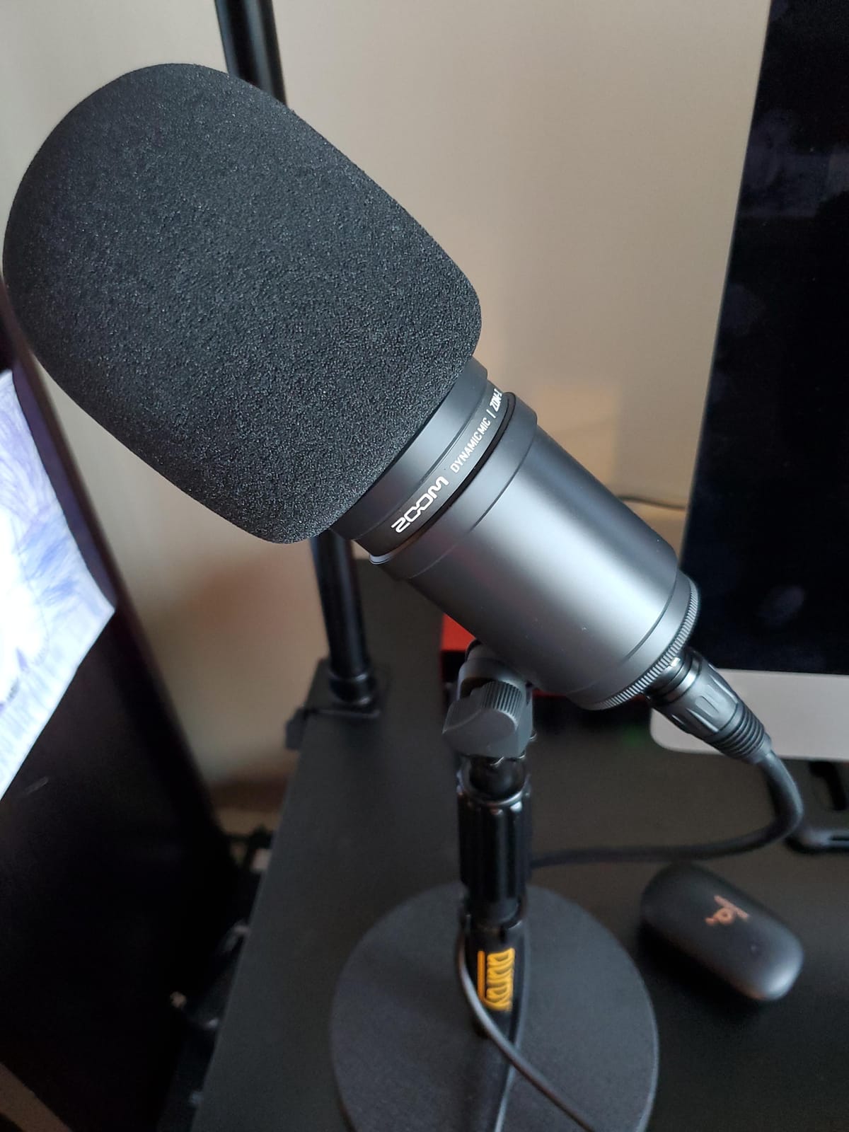Zoom ZDM-1 Dynamic Microphone for Podcasts, Voice-Overs, Vocals, and More, High SPL Capability, Sturdy Metal Body, and Large Diaphragm customer photo 2