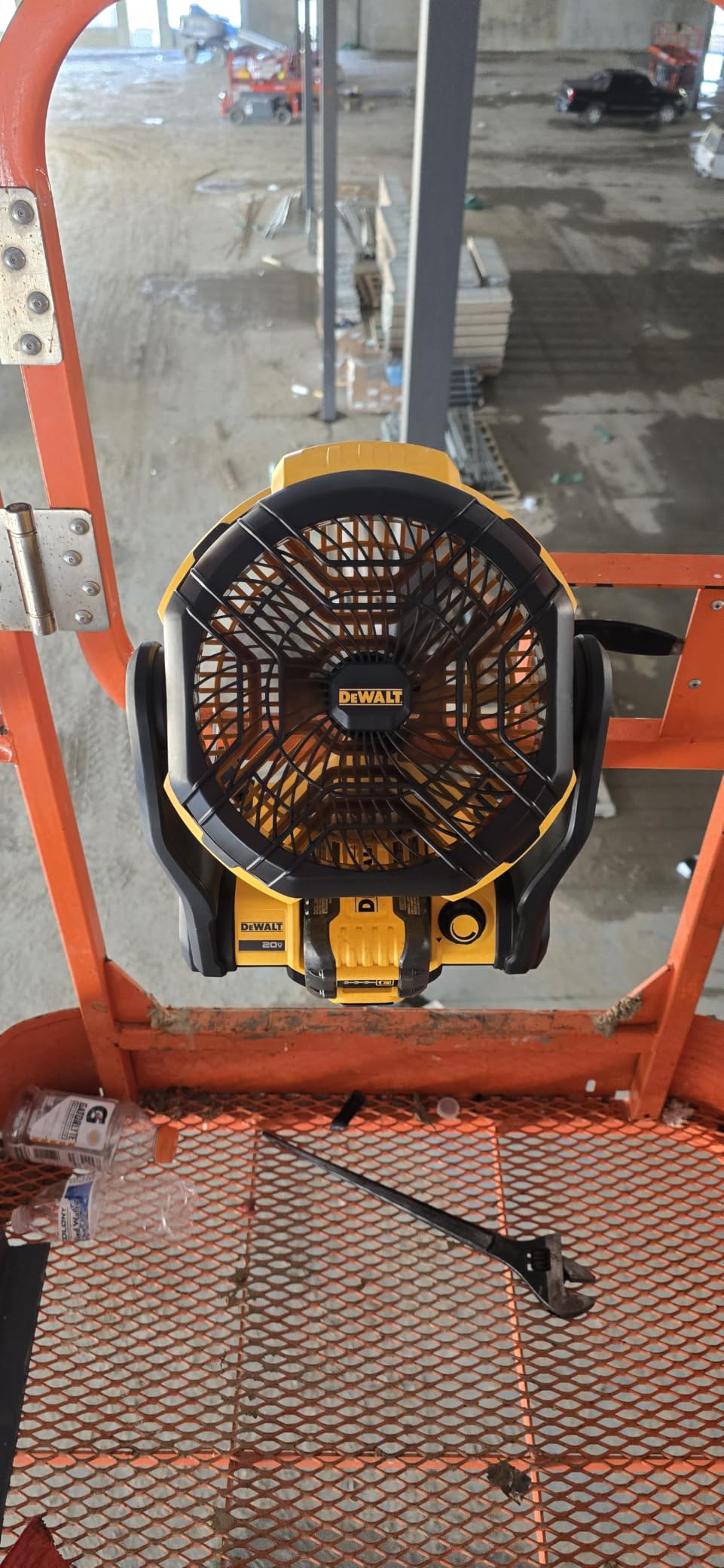 DEWALT 20V MAX Portable Fan, Battery Powered Rechargeable Cordless Shop Fan, Up to 4.5 Hrs Runtime, Variable Speed, 650 CFM, Tool Only (DCE512B) customer photo 1