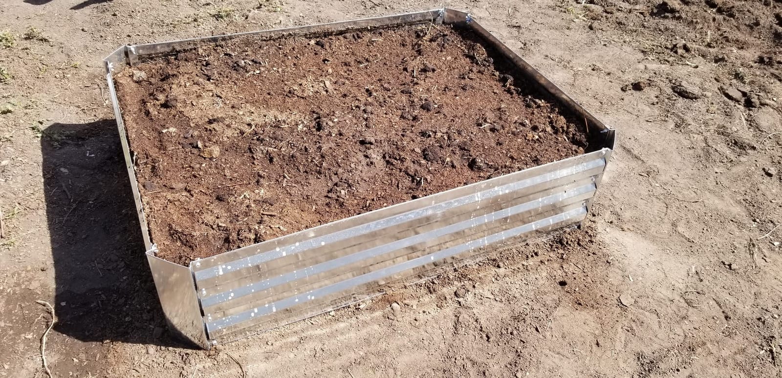 Sunnydaze Steel Raised Garden Bed with Mini Greenhouse - Outdoor Greenhouse Kit - 2 Zippered Doors - Green - 4' x 3' customer photo 2