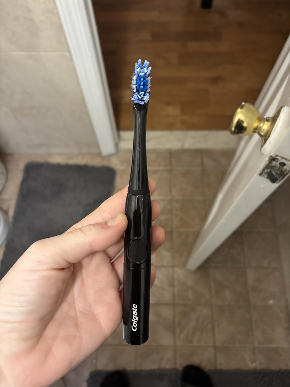 Colgate Optic White Pro-Series Battery Operated Electric Toothbrush, Soft customer photo 2