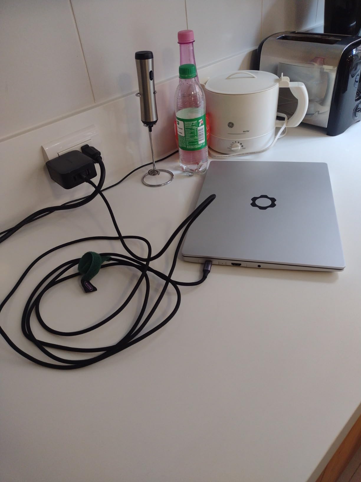 UGREEN 65W USB C Travel Adapter, Foladable Fast GaN Charger with US/UK/EU 3 Plugs, 3-Port International Power Adapter for MacBook Air/Pro, Dell XPS, iPhone 17/16/15, iPad, Galaxy S25/S24, Steam Deck customer photo 1