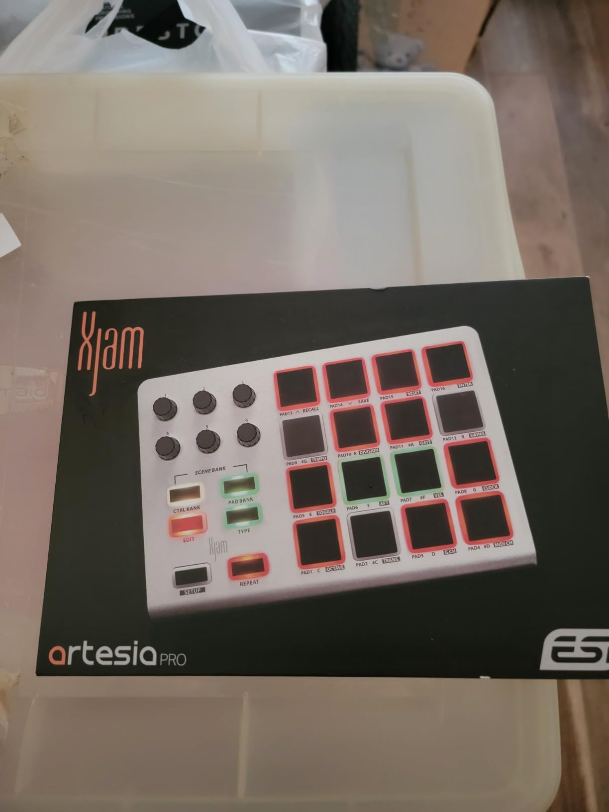 Xjam Mobile Studio MIDI Pad Controller - Apple-style ultra-thin aluminum frame, velocity-sensitive, polyphonic aftertouch, plug & play on iPad, iPhone, Mac, PC customer photo 1