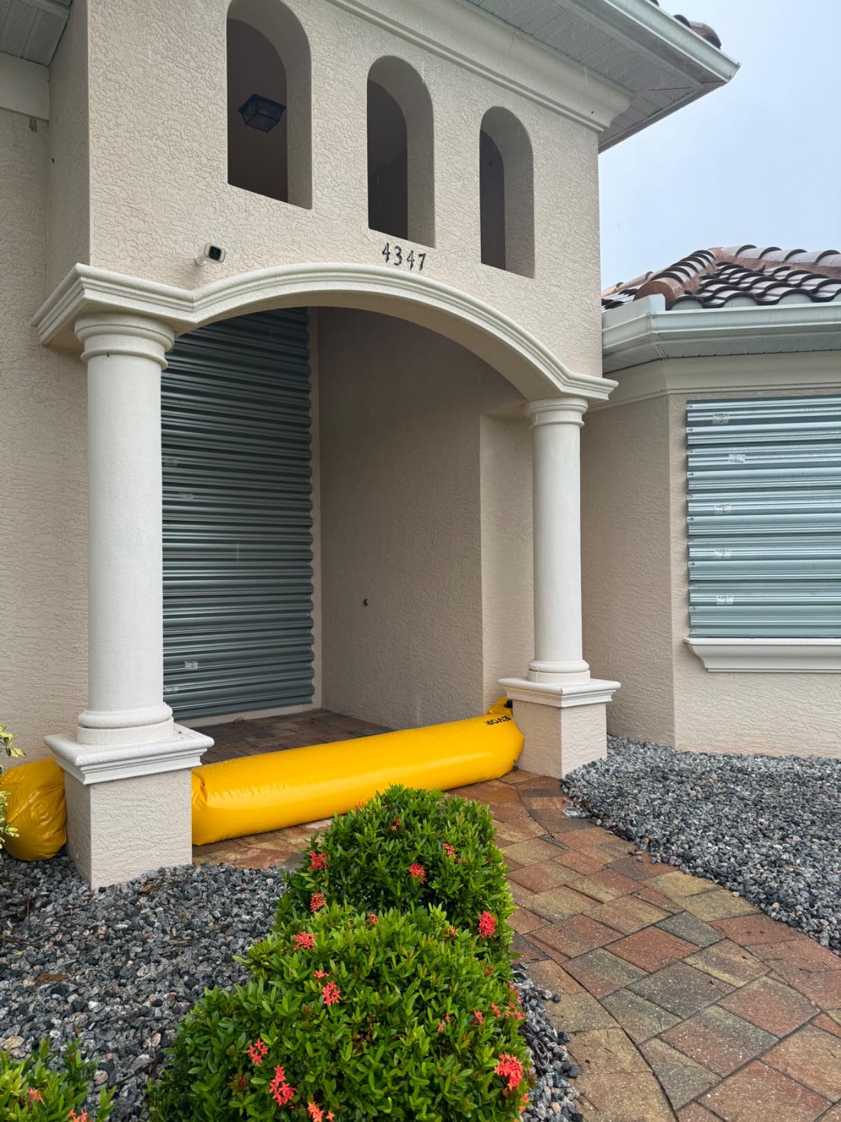 VEVOR Flood Barrier Hydro Bag 12 ft Length x 12 in Height Water Diversion customer photo 1