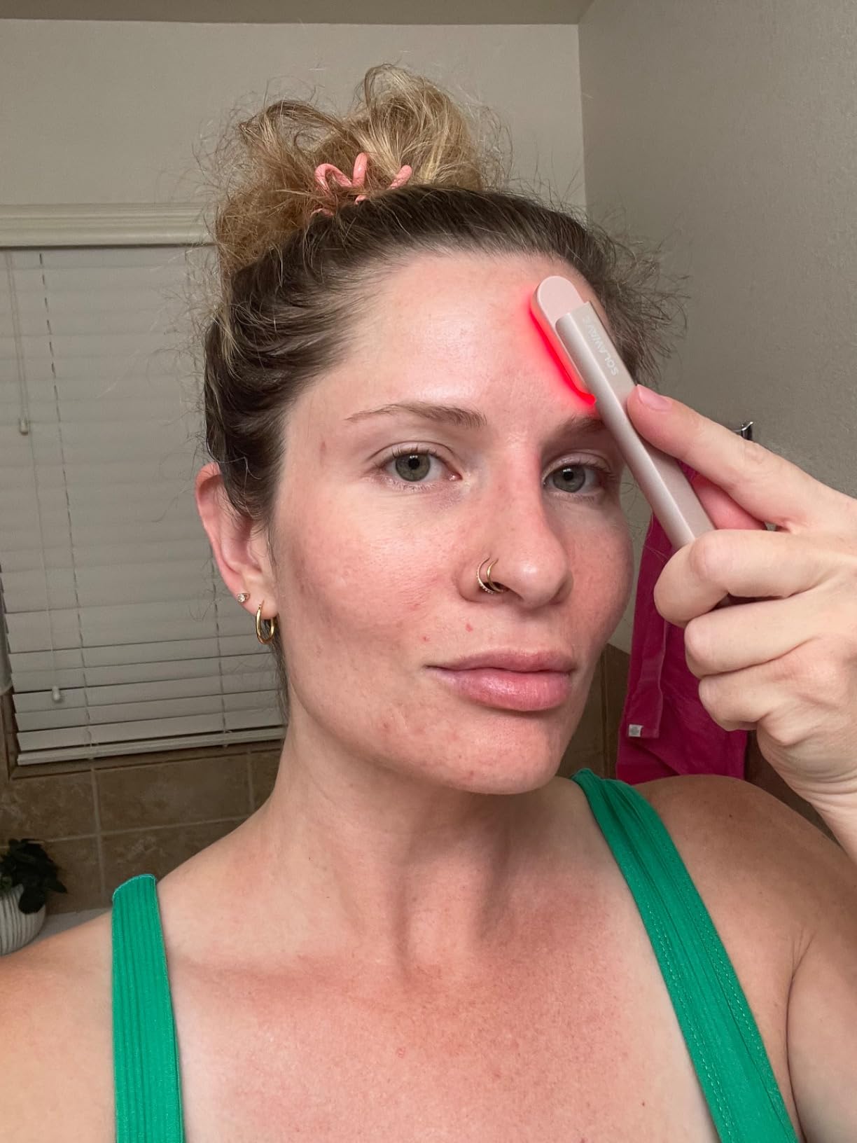 Solawave 4-in-1 Red Light Therapy Wand for Face & Neck (Rose Gold) customer photo 2