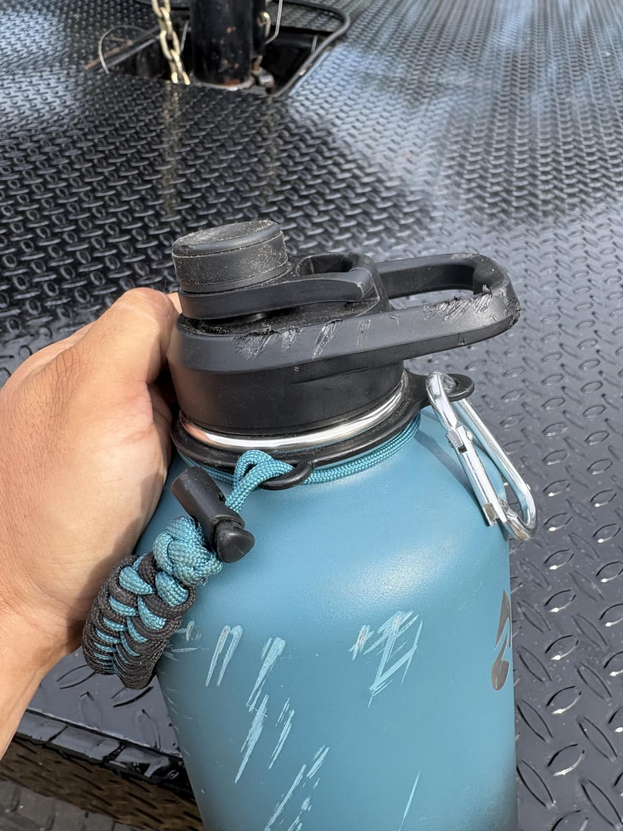 RAYMYLO Insulated Water Bottle 64 oz, Triple Wall Vacuum Stainless Steel customer photo 1