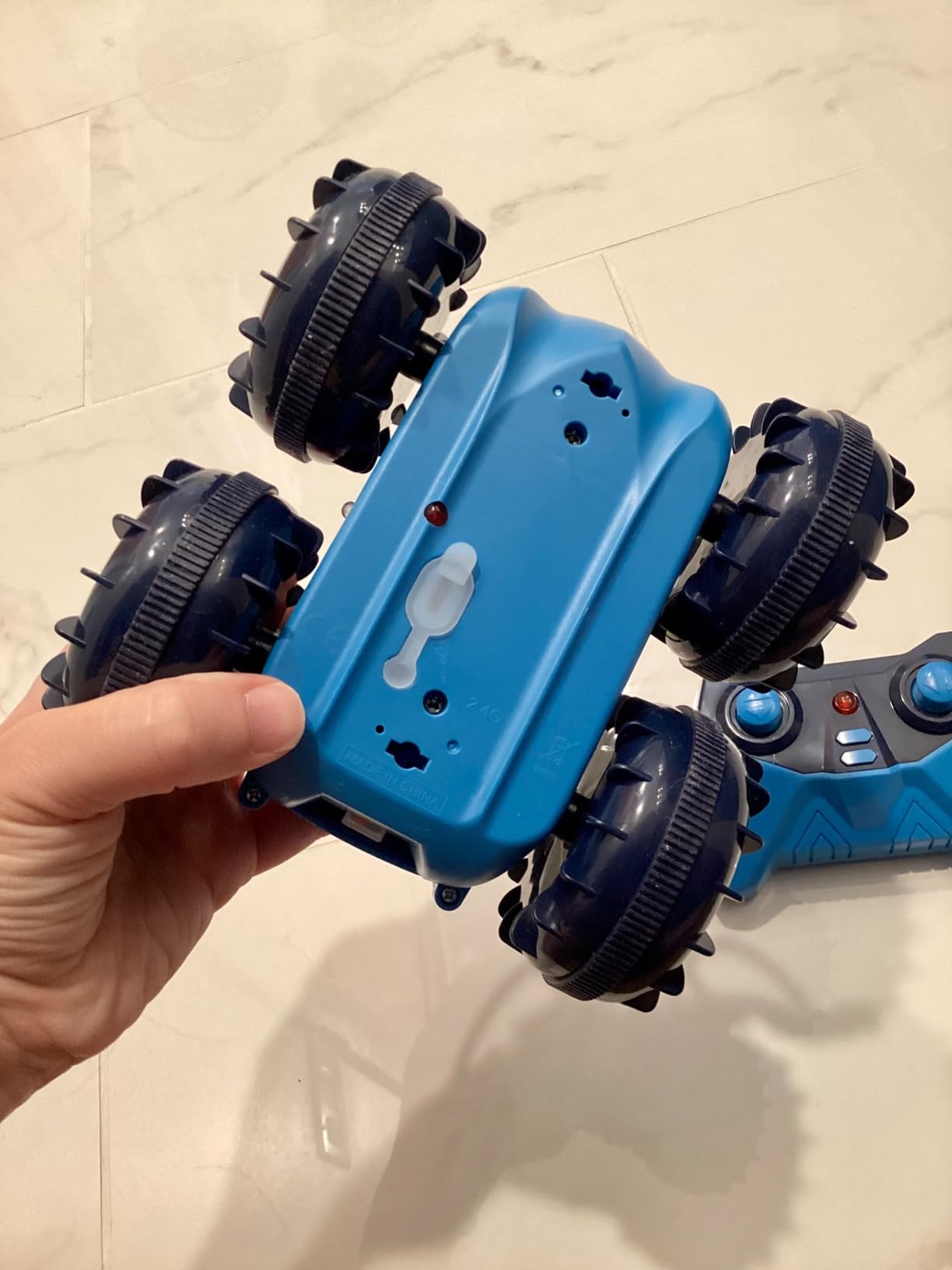 MaxTronic Amphibious Remote Control Car,Rechargeable RC Cars Toy 360° Flips Rotation Stunt Crawler 15KM/H 4WD All Terrain Outdoor Indoor Toy for Kids Boys Girls 3-12 customer photo 1