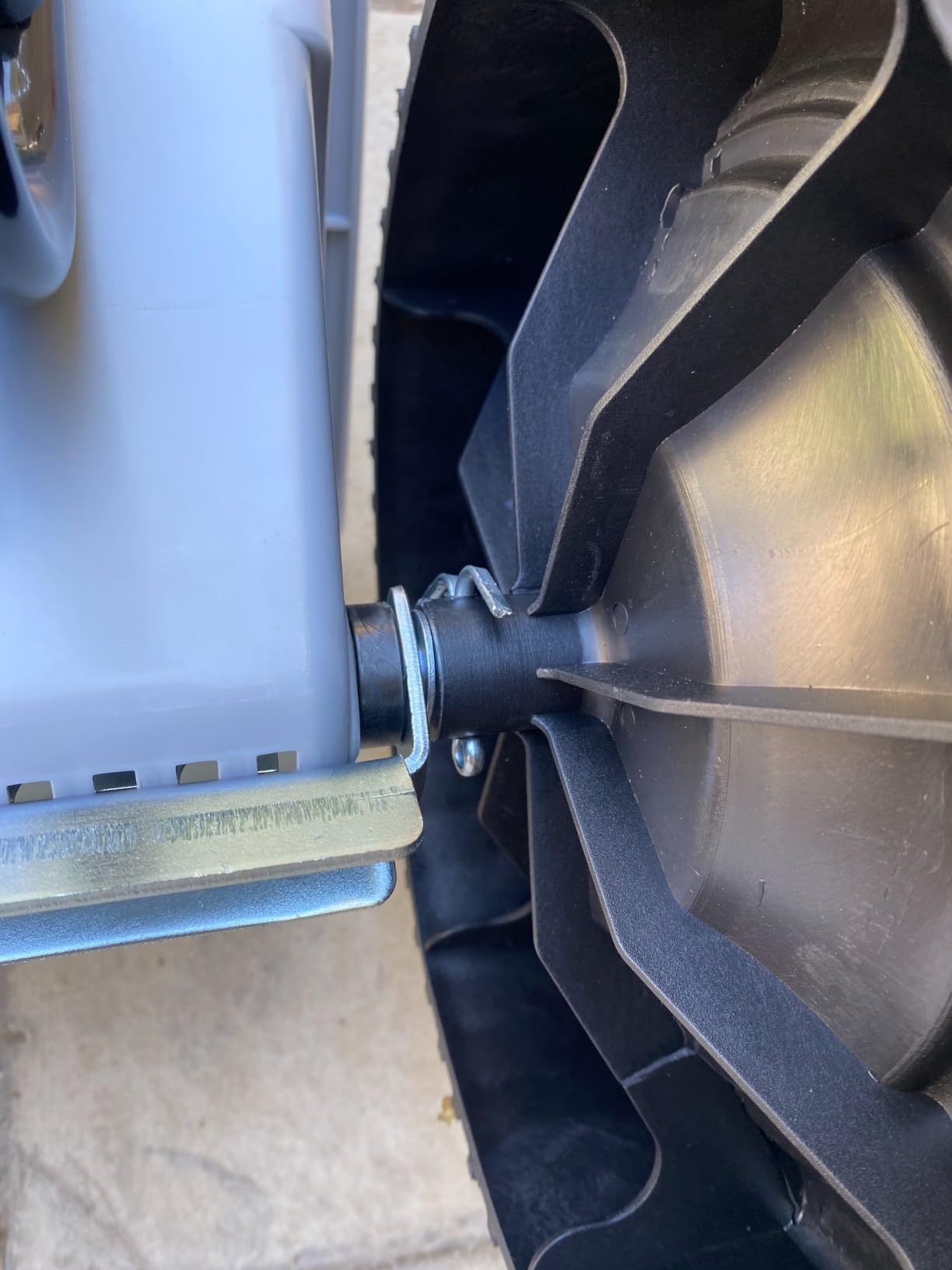 Yard Commander - 60 LB Walk-Behind Push Drop Spreader - Holds Up to 15,000 SQFT of Product - Great for Applying Fertilizer & Grass Seed - Adjustable Drop Rate & Composite Hopper customer photo 2