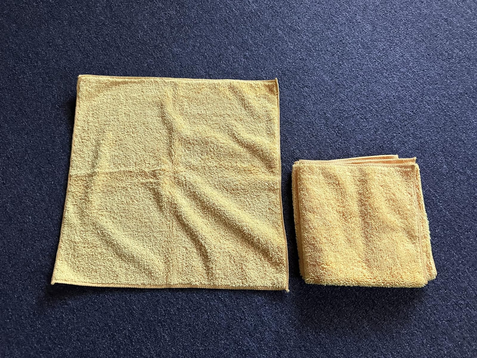 Amazon Basics Microfiber Car Drying Towels, Highly Absorbent, Lint Free, Scratch Free, Ultra-Soft, Car Detailing, Buffing and Polishing, 16