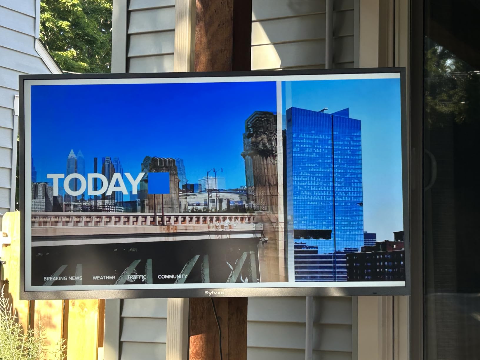 SYLVOX Outdoor TV, 55 inch Smart Waterproof Outdoor TV, 4K UHD Weatherproof | IP56, Support Dolby Vision Atmos, Google Cast, 1000 nit Brightness for Outside Partial Sun & Full Shade (Deck Pro 3.0 /2026) customer photo 1