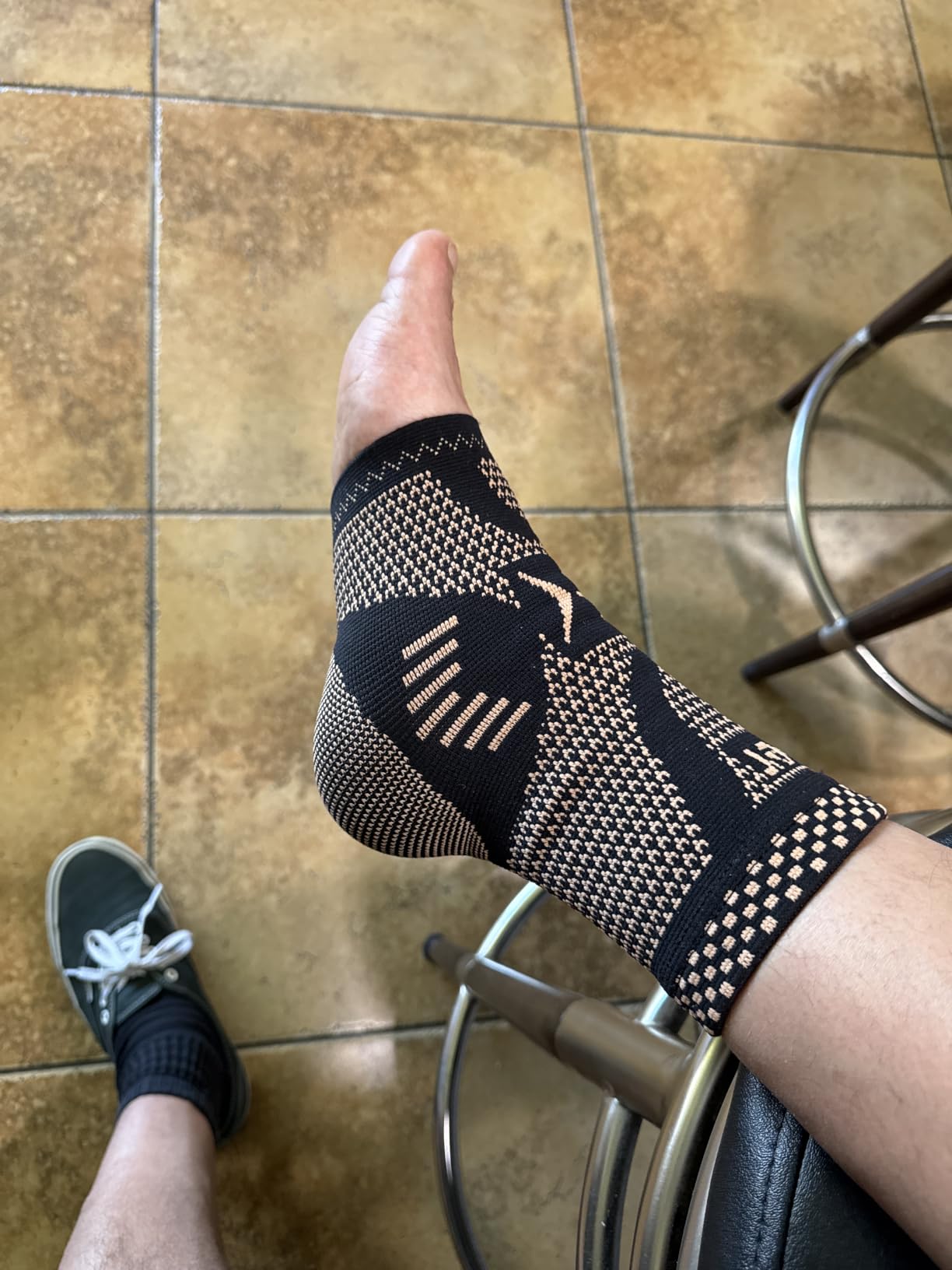 INDEEMAX Ankle Brace for Women & Men, Ankle Compression Sleeve Support Copper Infused Ankle Brace for Sprained Ankle, Plantar Fasciitis Sports, Achilles Tendonitis Pain Relief, Copper Black, M customer photo 1