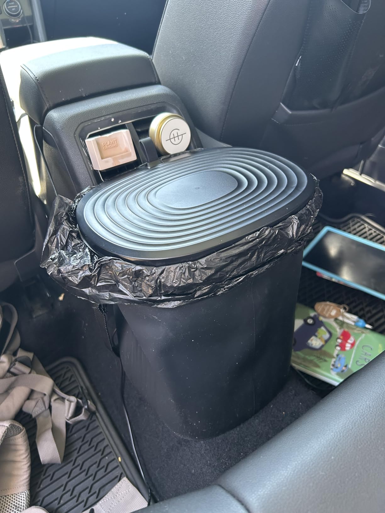 Waretary Car Trash Can with Lid, Leakproof Silicone, 2 Gallon, Black | Odor-Sealed Lid, Foldable, Durable & Easy to Clean, Adjustable Straps for Seats/Headrest, Fits SUV/Van/MPV/Truck customer photo 2