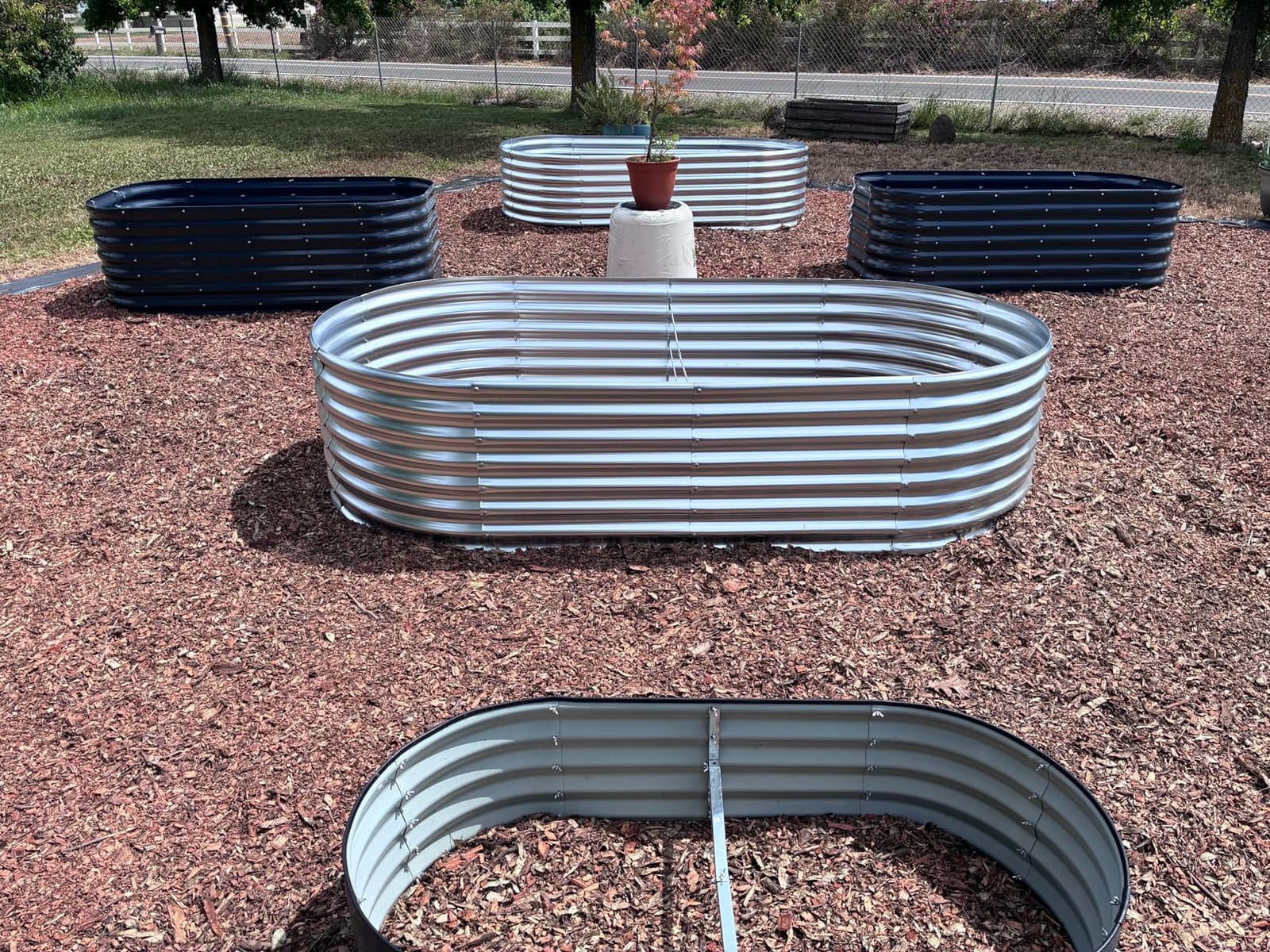 Land Guard Galvanized Raised Garden Bed, 8x4x2ft Planter Boxes Outdoor, Oval Larger Metal Planter Boxes for Vegetables, Fruits, Flowers (Silver) customer photo 1