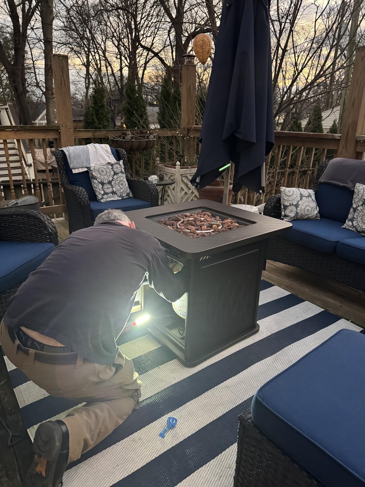East Oak 28” Outdoor Propane Fire Pit Table | 52,000 BTU Gas Fire Pit for 2-4 People with Space-Saving Hock Lid, Mesh Pocket & Lava Rocks | CSA Certified Safe for Patio, Deck, Backyard, Brown customer photo 2