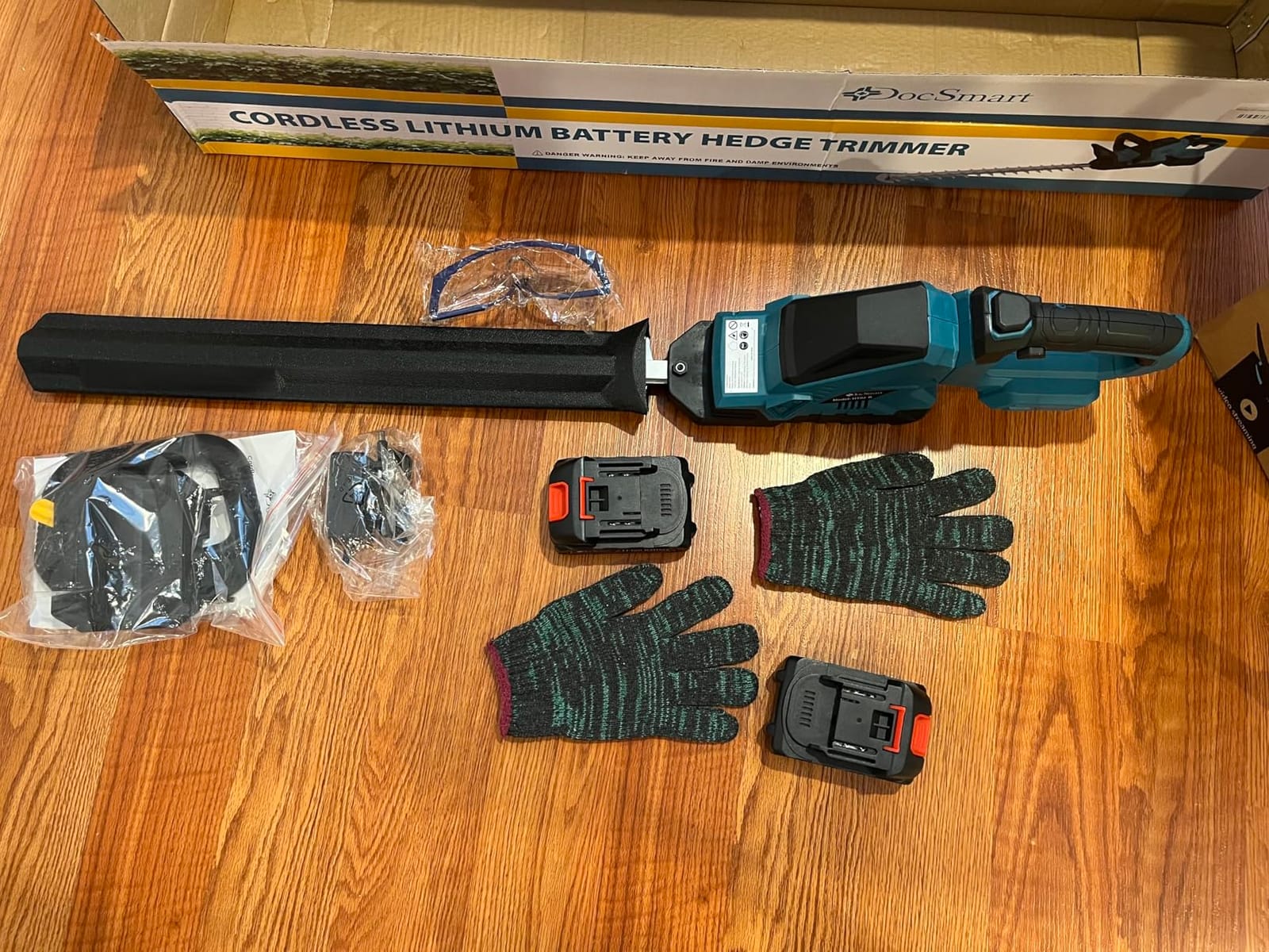 Hedge Trimmers Cordless with Battery, 3000RPM Brushless Motor | Electric Bush Clipper with 2 Pack Batteries, 20'' 180° Rotatable Head, 2/3'' Blade Gap, Gardening Gifts for Men Dad Father customer photo 2