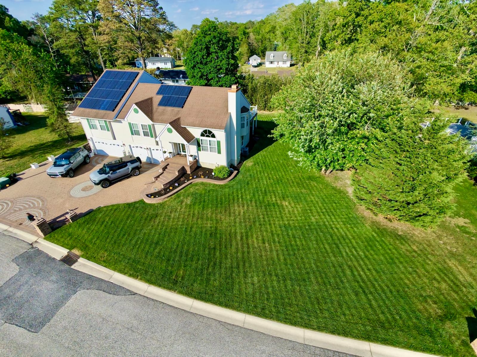 Husqvarna 410iQ ½ Acre Wire-Free, 45% Slope, app Based, Robot Lawn Mower customer photo 1