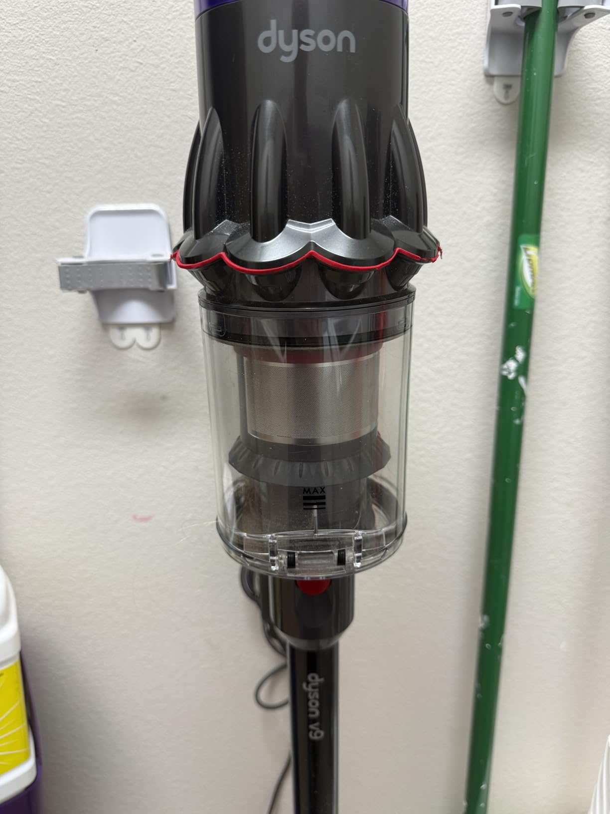 Dyson V9 Motorbar Cordless Vacuum, Cleans Hard Floors and Carpets, Detangles, Converts to Handheld, 100AW, 3 Power Modes, Up to 40 Minutes¹ customer photo 2