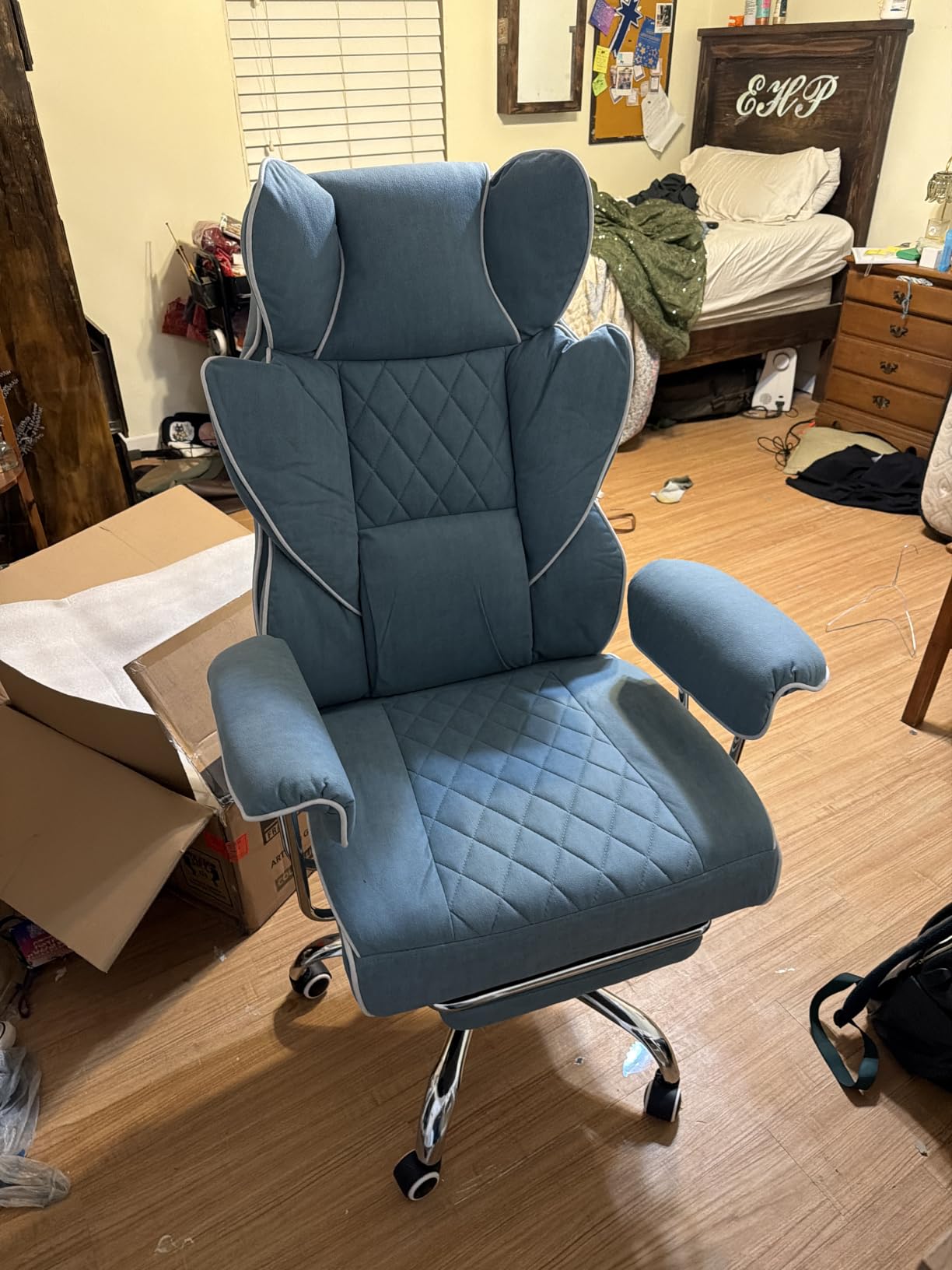 COMHOMA Big and Tall Office Chair, High Back Leather Gaming Chair with Footrest, Executive Ergonomic Office Chair with Pocket Spring Lumbar Support and with Outward Fixed Soft Armrests customer photo 1