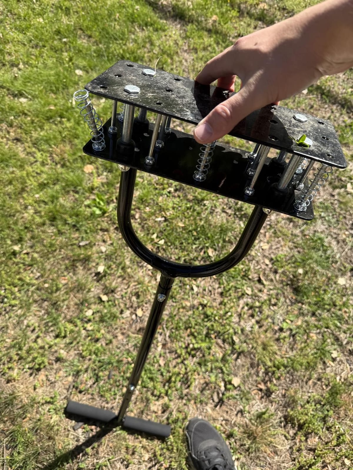 Lawn Aerator, Automatic Dirt and Leaf Clean Design, Heavy Duty Manual Lawn Aerator Tool with 15 Iron Spikes, Height Adjustable, Yard Grass Aerator for Lawn(Black) customer photo 1