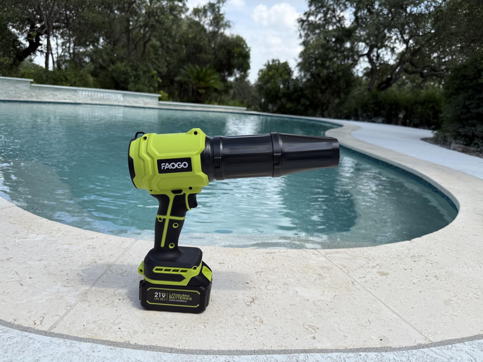 YUQUESEN Cordless Leaf Blower, 980,000 RPM Handheld Leaf Blower with 2 Batteries & Charger, Lightweight Leaf Blowers for Patio, Lawn, Leaves, Dust - Bright Green customer photo 2