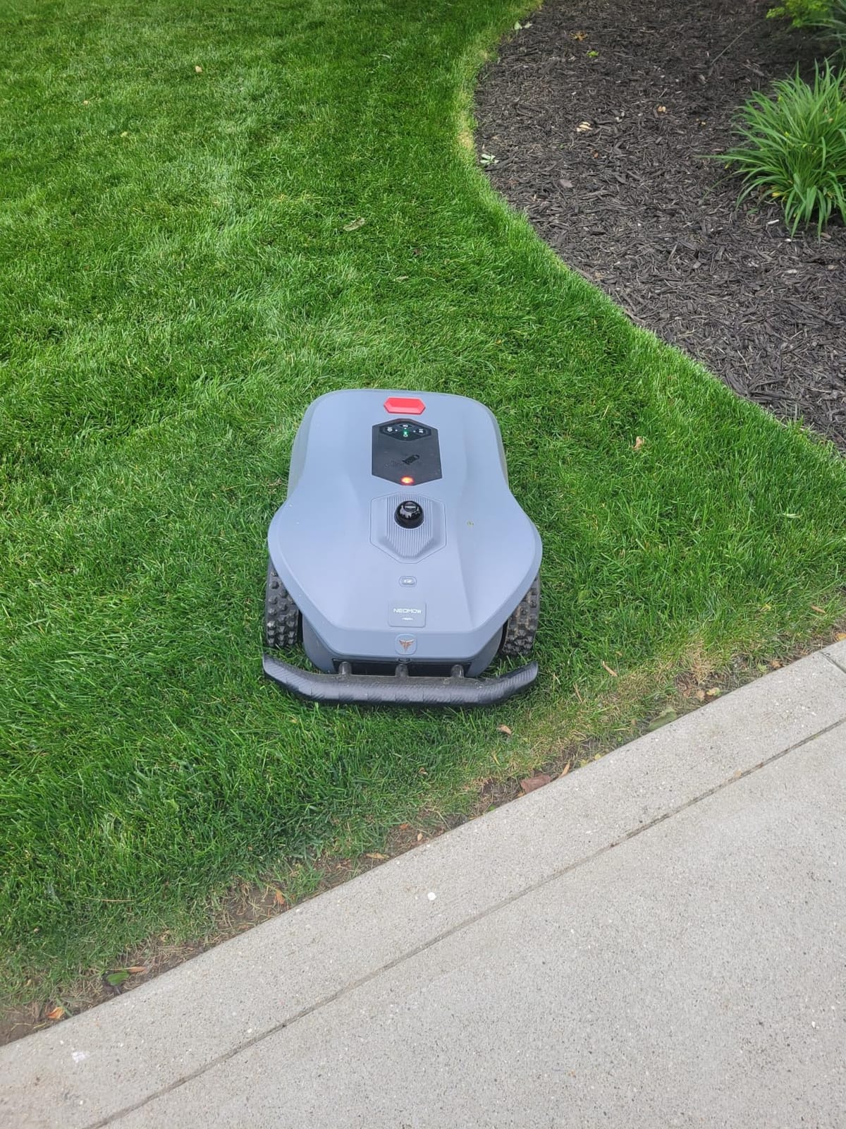 Neomow X2 Pro Auto-Mapping Robot Lawn Mower, Perimeter Wire Free for 1.5 Acres, 360° 3D LiDAR + Triple Vision AI Obstacle Avoidance, No RTK Antenna, IPX6, 4G App Control, GPS Anti-Theft, 17.5Ah customer photo 1