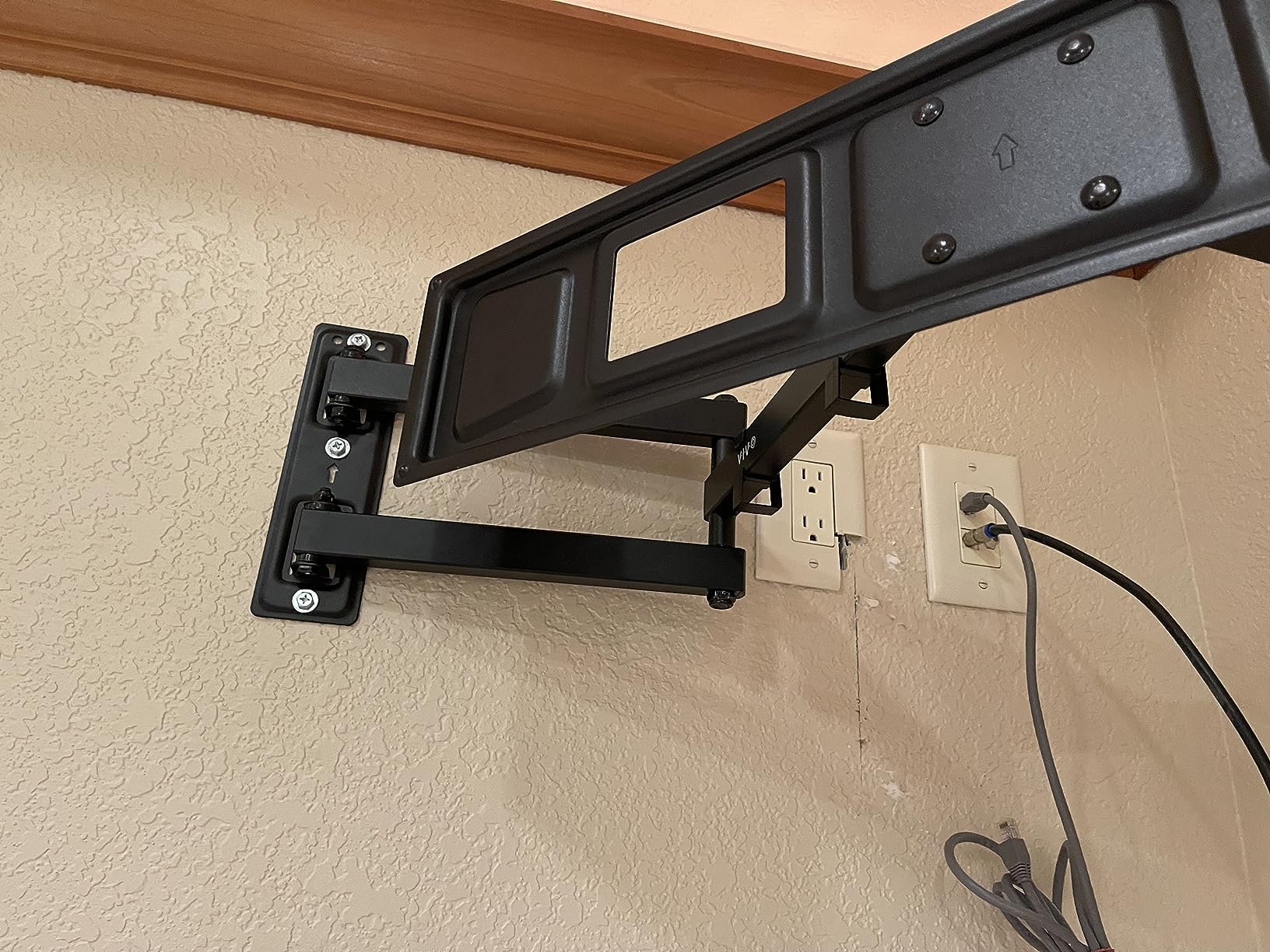 VIVO Black Corner TV Wall Mount for 37-70 in Flat Screens, MOUNT-CR70C customer photo 2