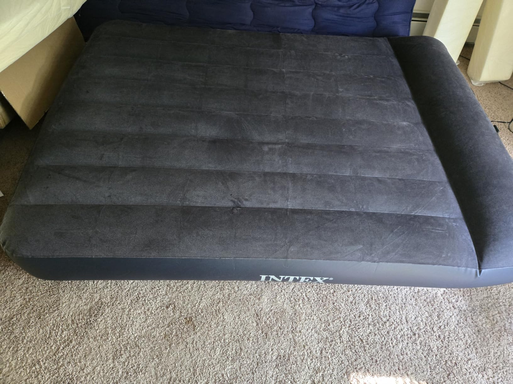 INTEX 64149ED Dura-Beam Standard Pillow Rest Air Mattress: Fiber-Tech – Queen Size – Built-in Electric Pump – 10in Bed Height – 600lb Weight Capacity customer photo 1