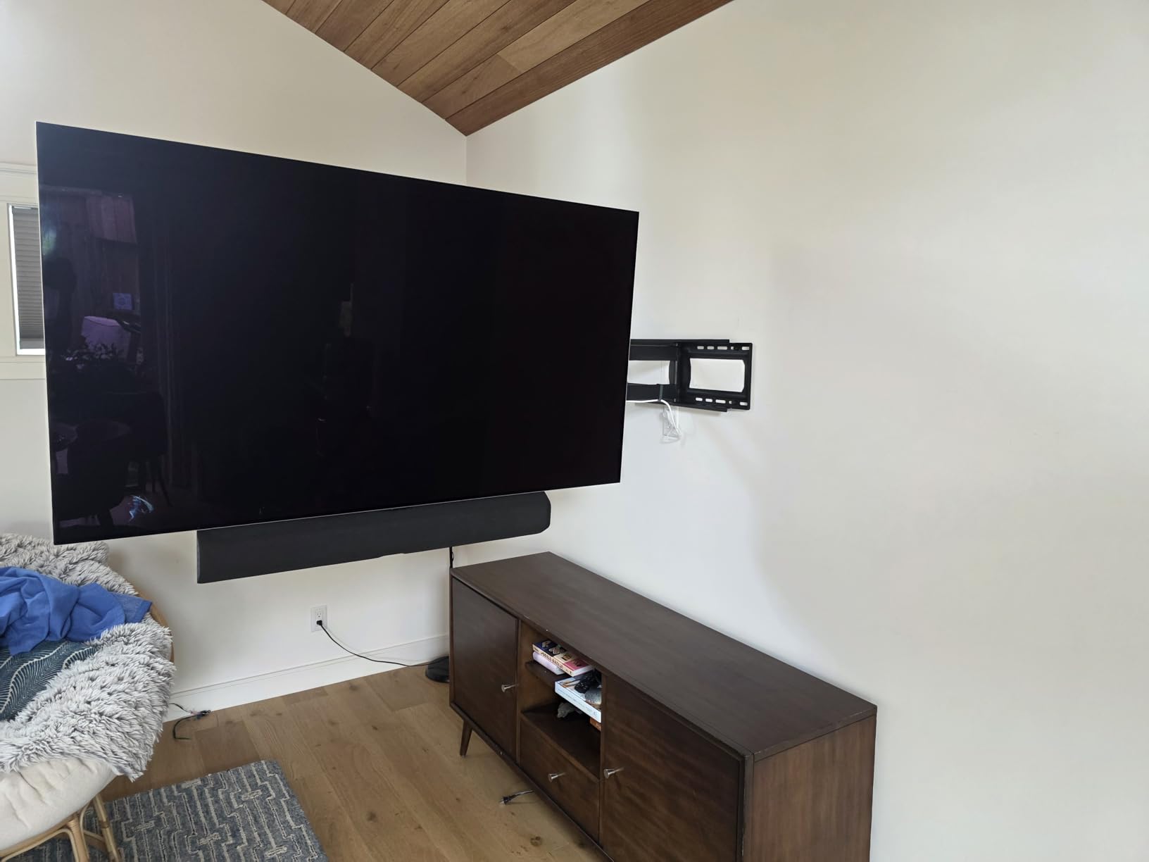 PERLESMITH Long Arm Corner TV Wall Mount for 37–75 inch TVs up to 110 lbs customer photo 1