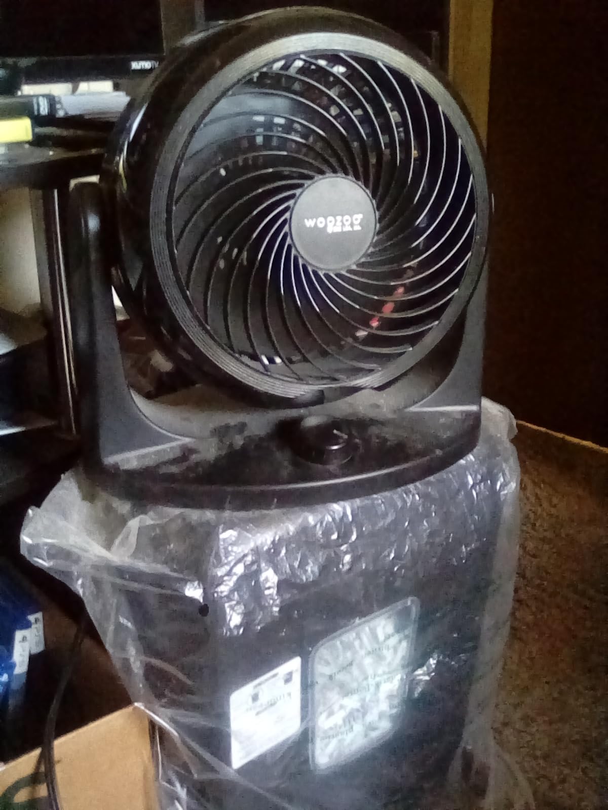 IRIS USA WOOZOO Medium Desk Fan, Oscillating, 112° Tilt, Dorm Office, White customer photo 1