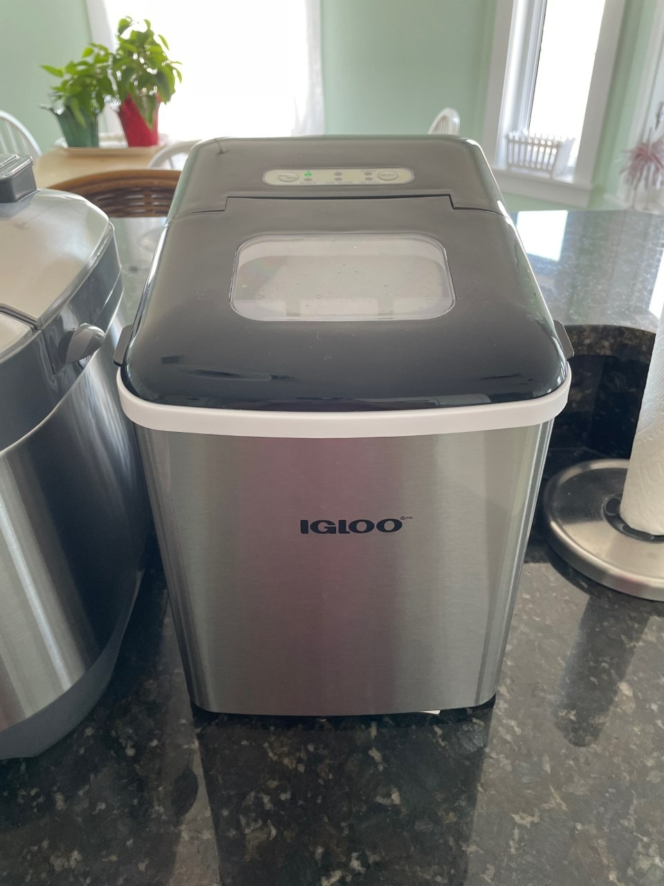 Igloo Premium Self-Cleaning Countertop Ice Maker Machine, Handled Portable Ice Maker, Produces 26 lbs. in 24 hrs. with Ice Cubes Ready in 6-8 Minutes, Comes with Ice Scoop and Basket customer photo 1