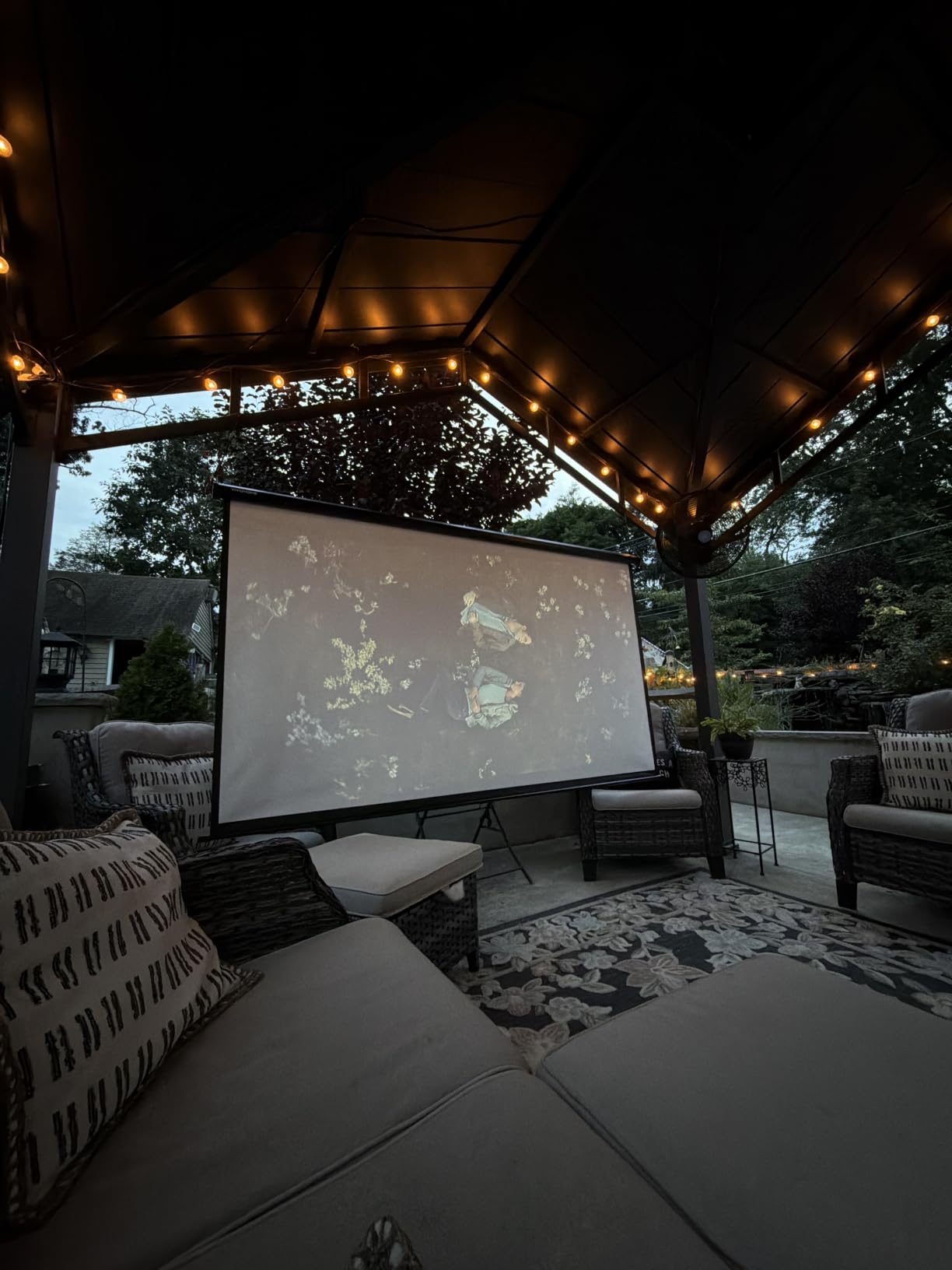 VIVOHOME 120 Inch 1:1 Pull Down Projector Screen, Black customer photo 1