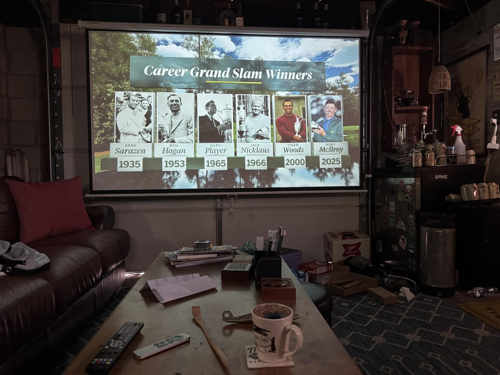 VIVOHOME 120 Inch 1:1 Pull Down Projector Screen, Black customer photo 2