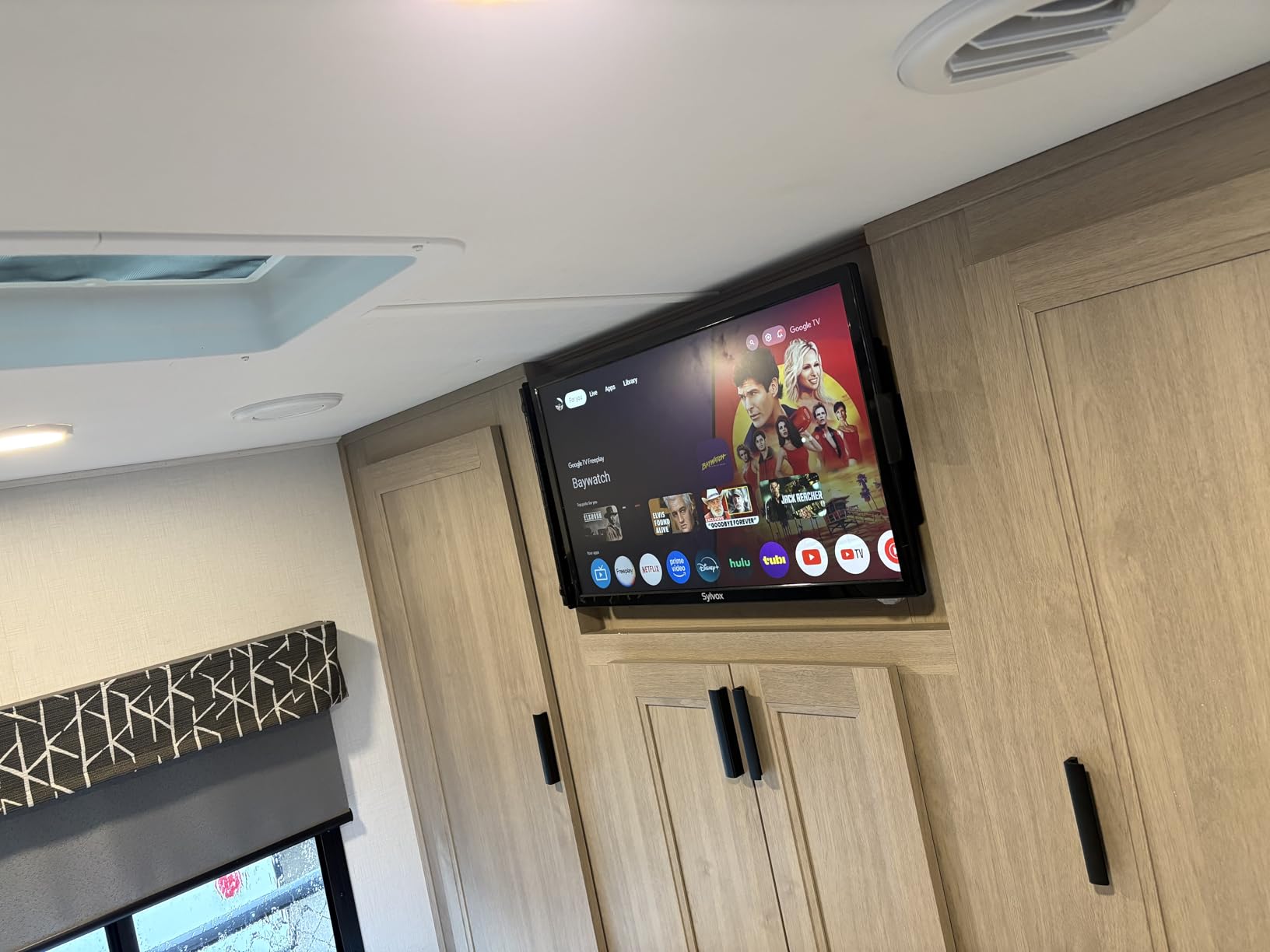 SYLVOX 27'' 12V RV TV, Google TV, Built-in DVD, 1080P, 9-32V Wide Voltage customer photo 2